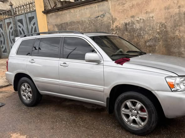 A picture of TOYOTA HIGHLANDER 2004