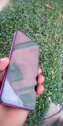 A picture of Infinix S5 gb64 ram4 inacrak kwenye kioo ila inafanya kazi