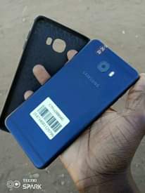 A picture of samsung c7 pro internal 64gb ram 4 haina kipengele imenyooka