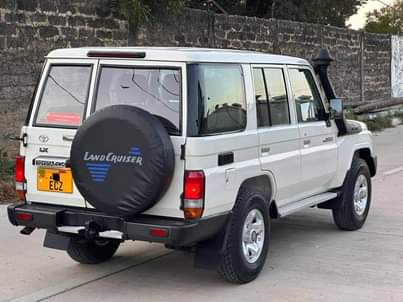 A picture of Toyota Land Cruiser hard top LX