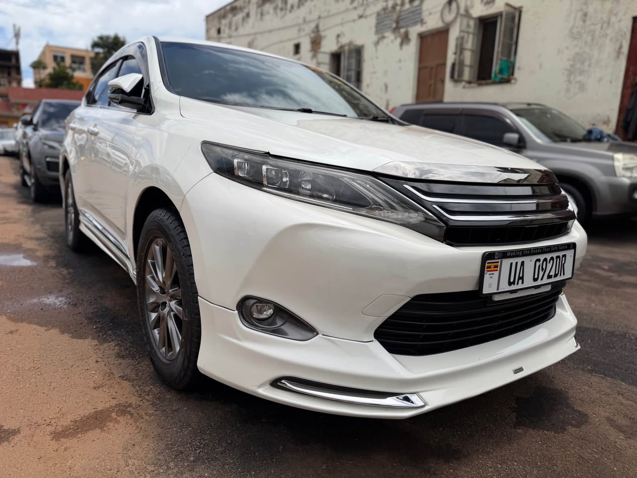 A picture of Toyota Harrier 2016