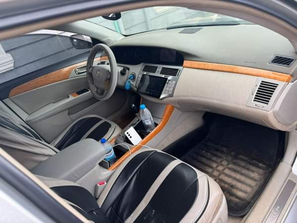 A picture of This is crispy clean Toyota avalon 2005 model pure first