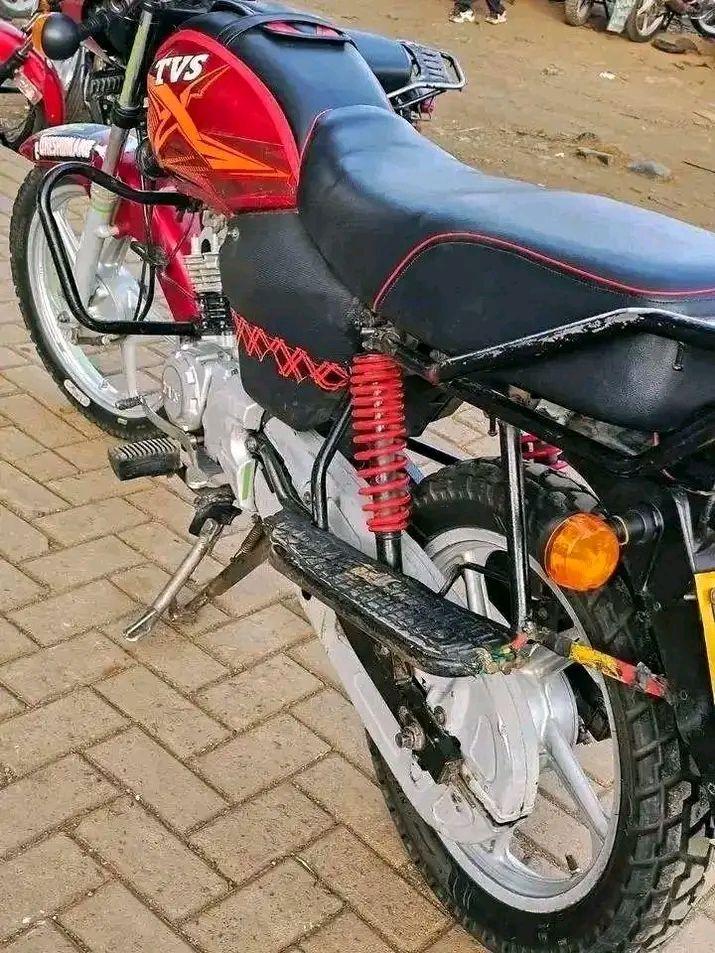 Moto B.