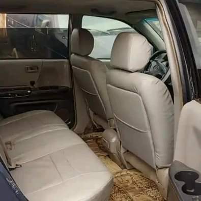 A picture of 2005 model Highlander 3 row Engine and gear untouched and