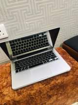 A picture of MAC BOOK PRO CORE I7
