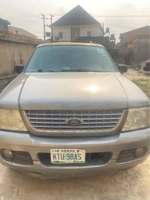 A picture of Ford Explorer 2004