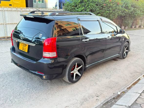 A picture of TOYOTA WISH OLD