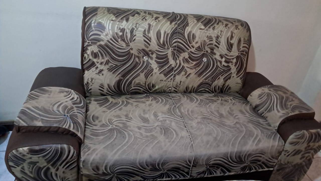 A picture of 5 seater sofa set