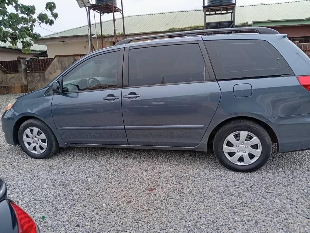 A picture of Toyota Sienna 2008