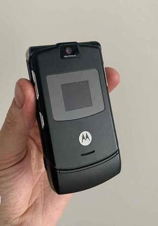 A picture of Get ur new single line motorola V3i Tsh 150 000