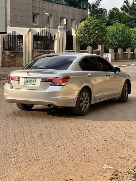 A picture of Clean Used 011 Honda Accord