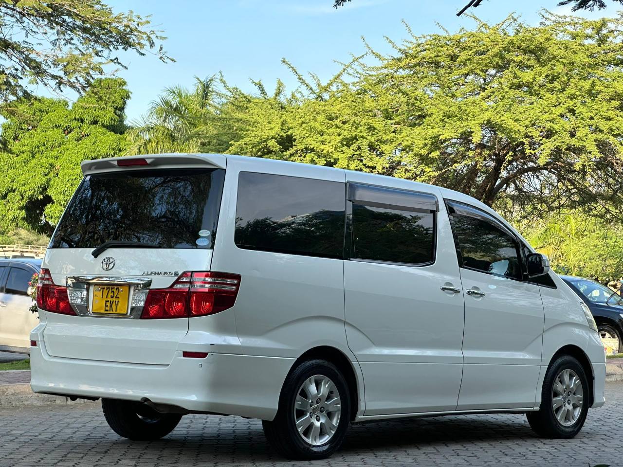 A picture of Toyota Alphard on sale EKY