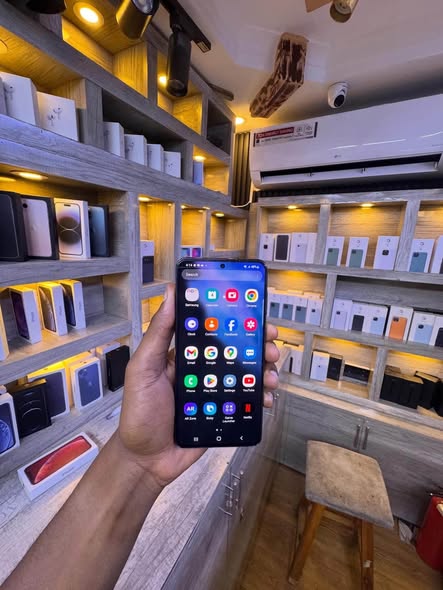 A picture of Samsung S21 Plain storage 128GB RAM 8GB Price 335 000