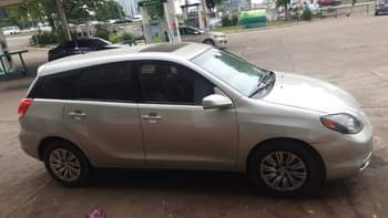 A picture of Very sharp 2005 model Toyota matrix with nothing to fix