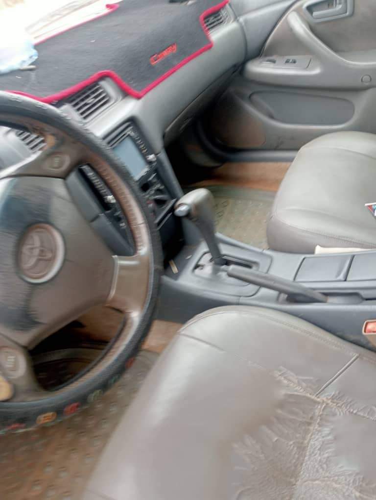 A picture of 2000 Toyota camry grey