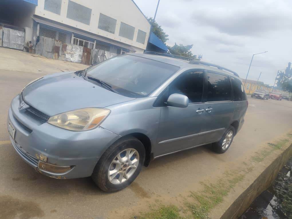 A picture of Awoof Toyota sienna 2005