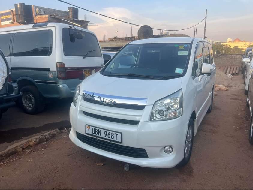 A picture of Toyota Noah 2008