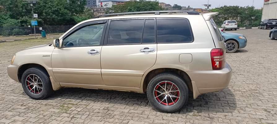 A picture of Registered Toyota Highlander 2003 model supper neat and Sharp with