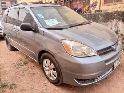 A picture of 2005 Toyota sienna Sianna