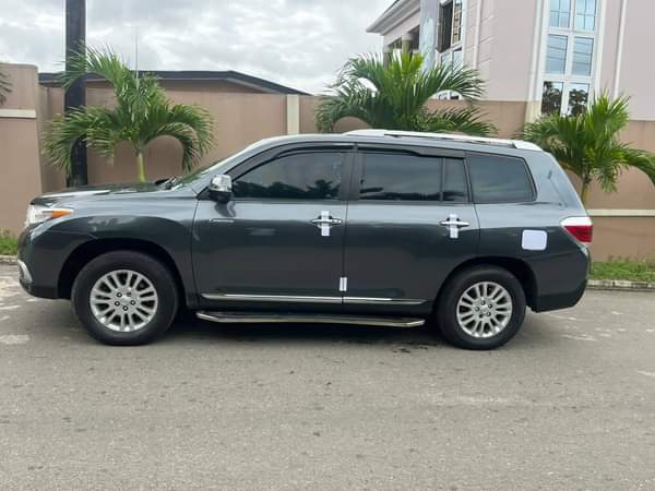 A picture of 2010 Highlander upgraded to 2013 Full option Thumb Start First