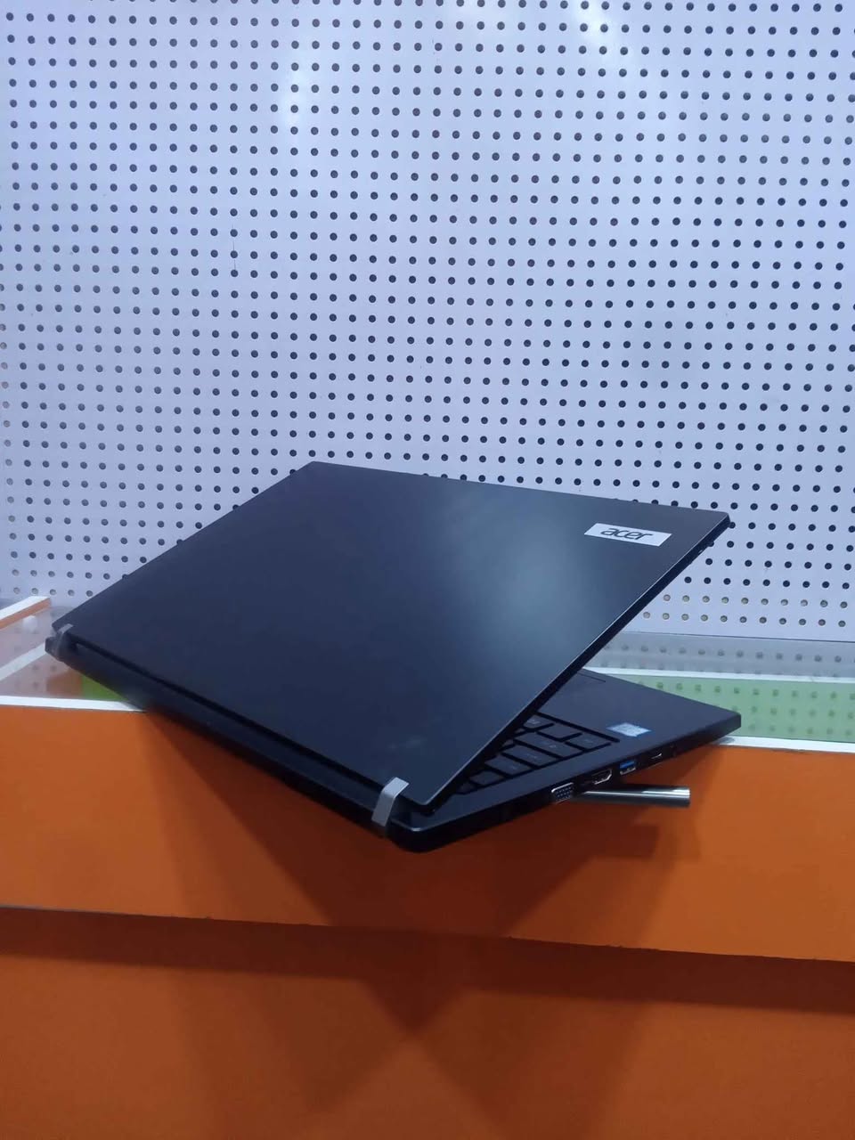 A picture of DIRECT UK USED ACER travelmate p658 INTEL CORE i7 6TH