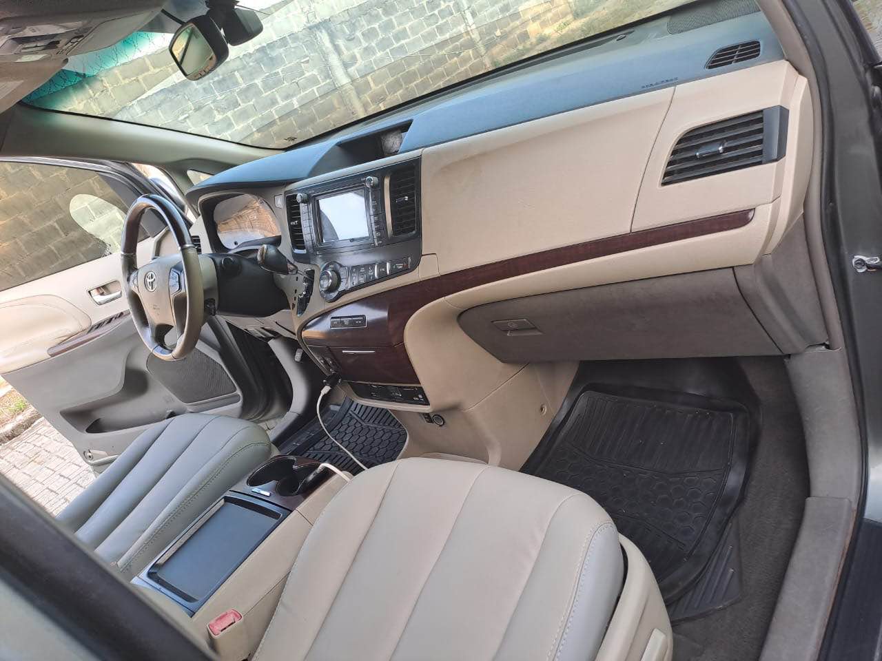 A picture of 2010 11 Toyota sienna