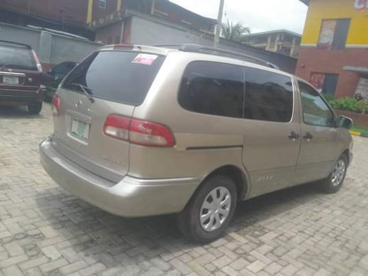 A picture of First body Toyota sienna for sale call O8037665153