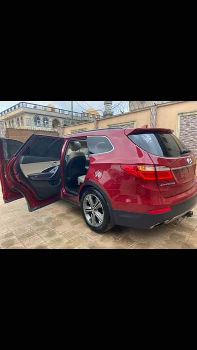 A picture of Hyundai Santa Fe 2015