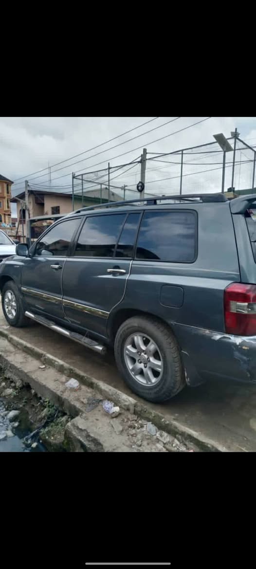 A picture of HOT DEAL Toyota Highlander 2005 model 3 Rows 4 plug