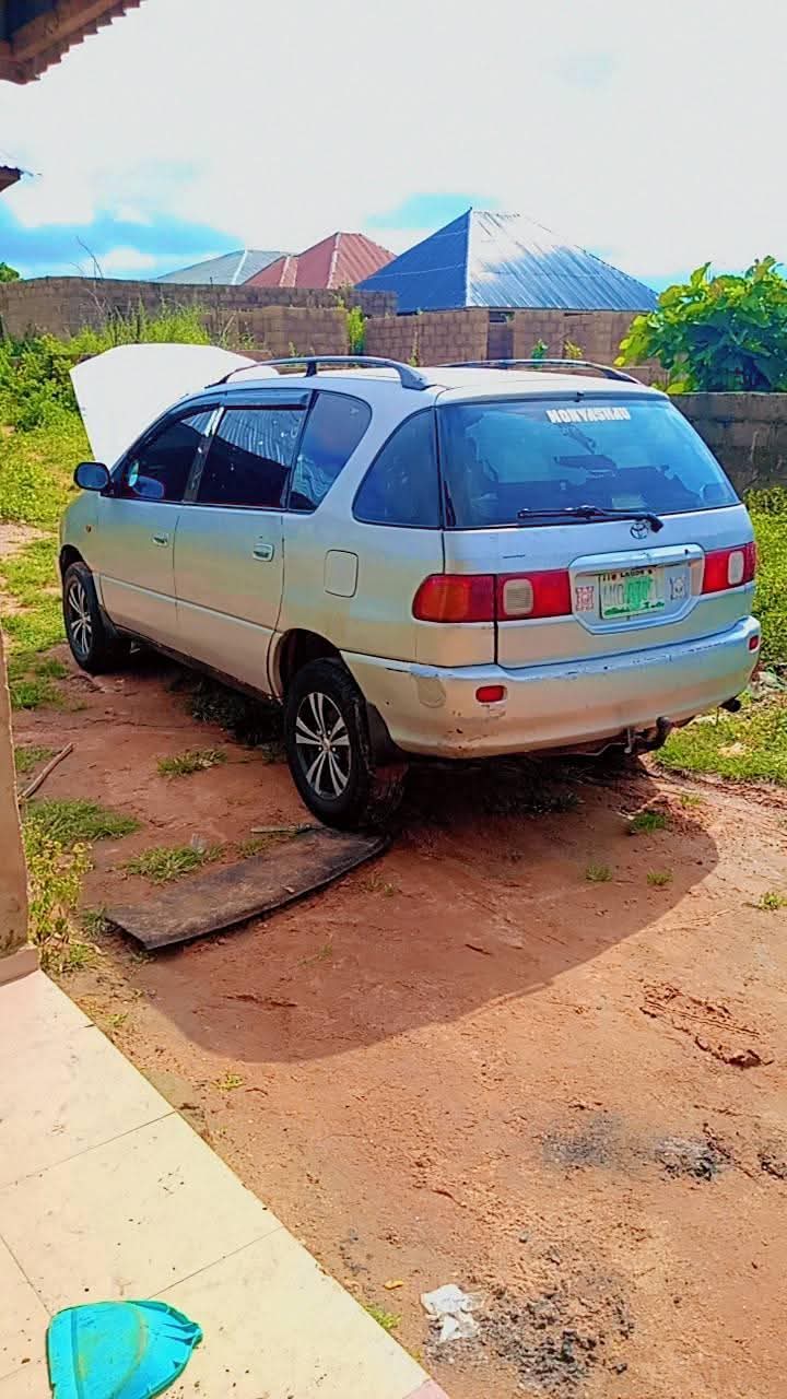 A picture of Toyota picnic 1987