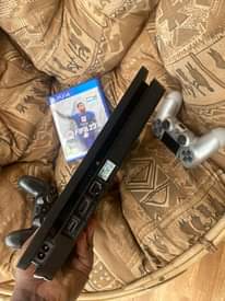 A picture of Playstation 4 slim with 3 controllers and fifa23 0701176711 call