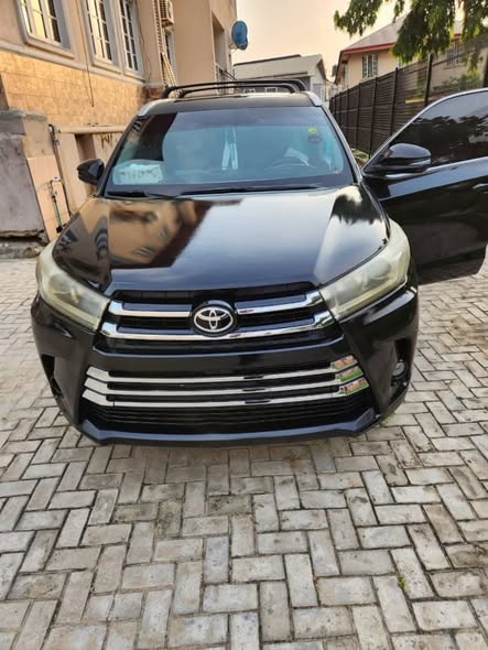 A picture of Awoof owner need money Reg 2015 HIGHLANDER XLE 16m last