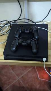 A picture of PS4 SLIM padi mbili games ndani