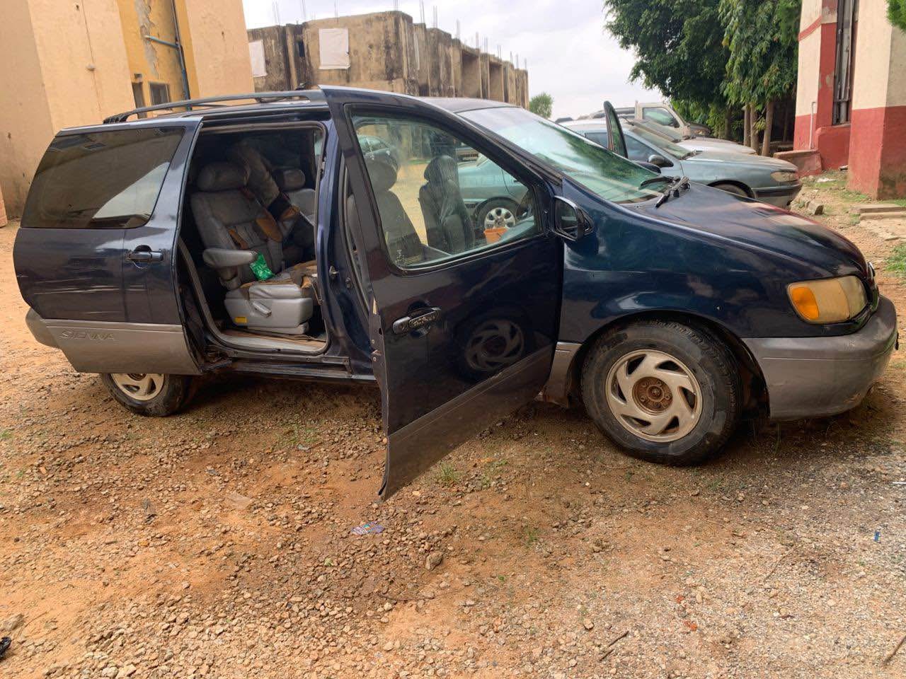 A picture of 02 Toyota sienna