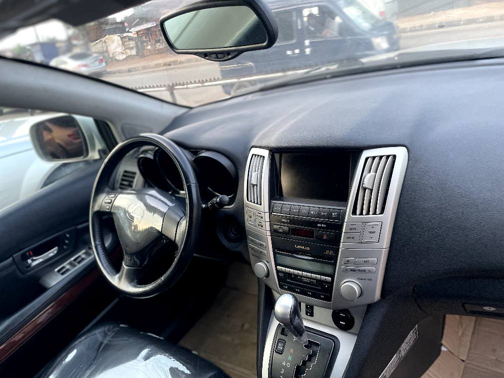 A picture of Lexus Rx330