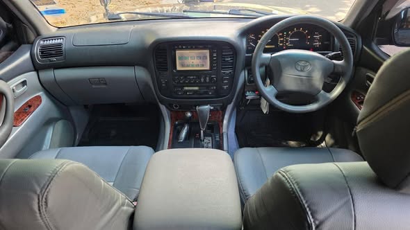 A picture of LAND CRUISER V8