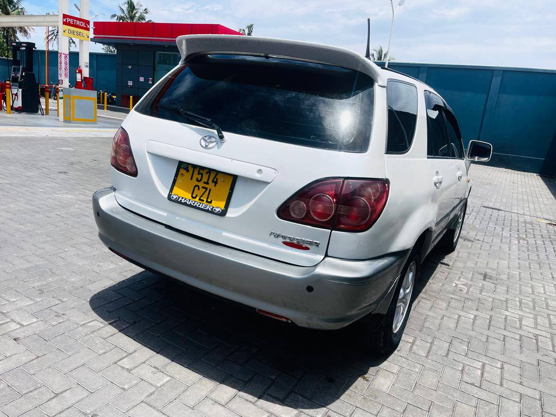 A picture of TOYOTA HARRIER 0655340743