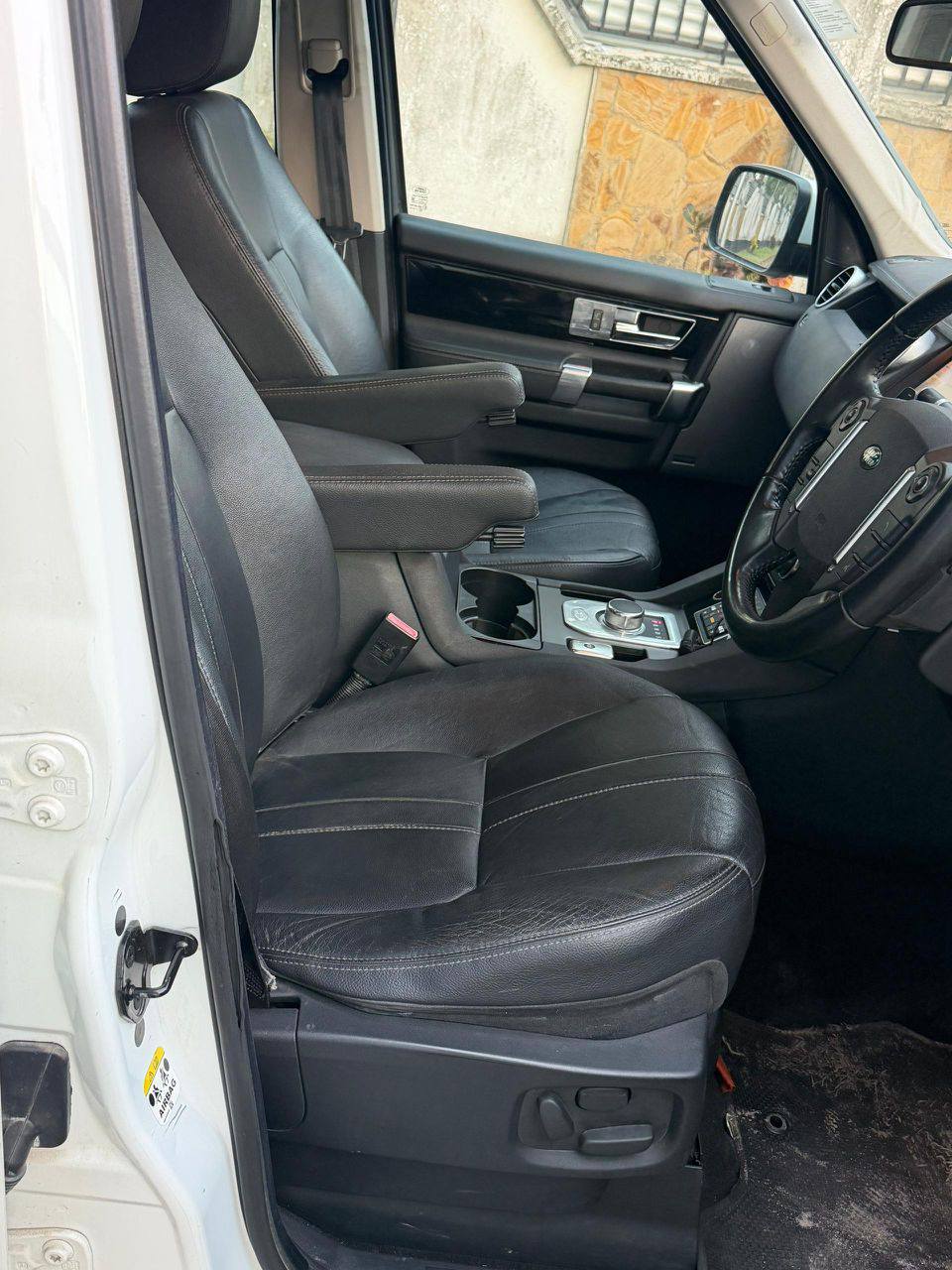 A picture of LAND ROVER DISCOVERY 4
