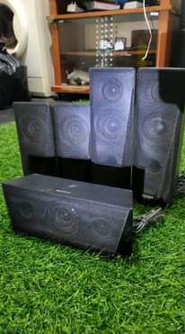 A picture of 5 Sony small speakers 0nly with hood stereo