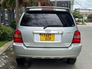A picture of 2003 Toyota Kluger V