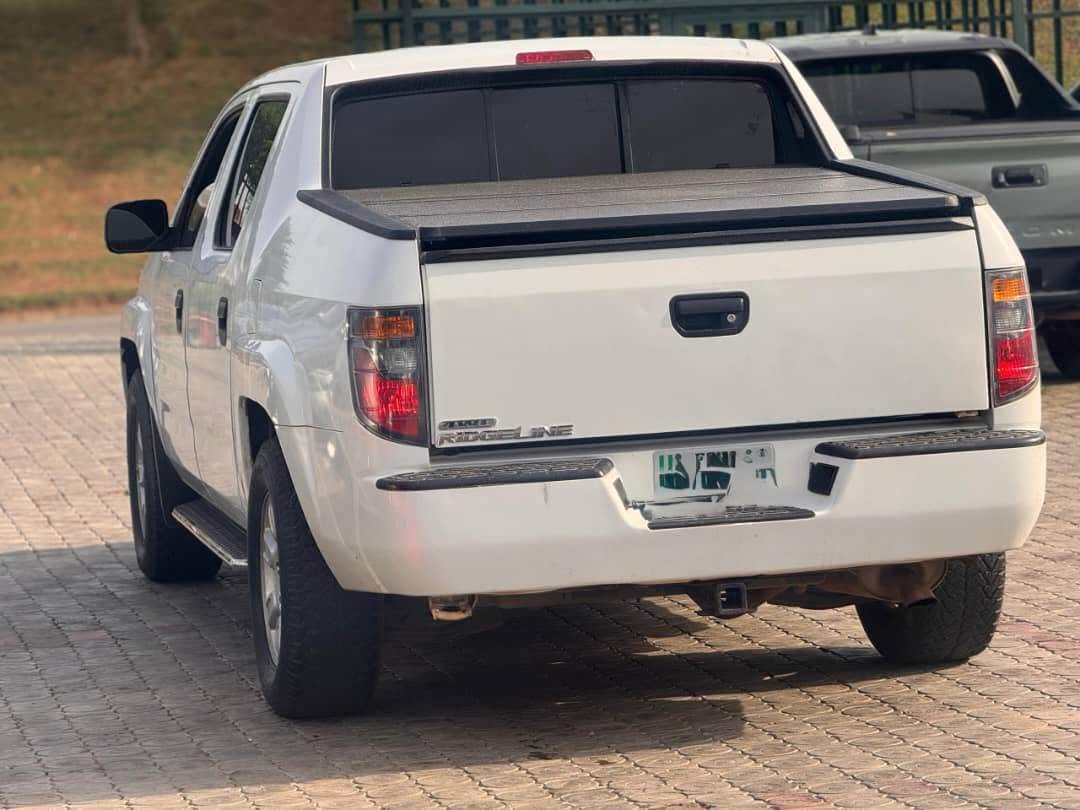 A picture of 07064733726 HONDA RIDGELINE 2010 BELGIUM STANDARD NOT REGIDTERED PRICE 7.5M