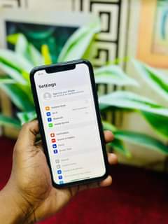 A picture of Iphone 11 128gb clean as new