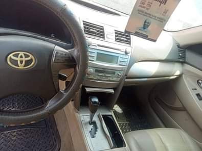 A picture of 2007 Camry HYBRID A c blows very well Gear selects