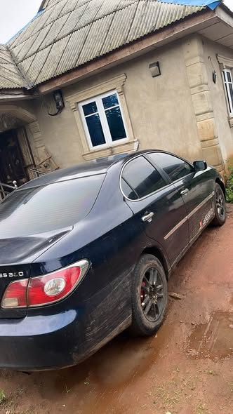 A picture of Lexus 300