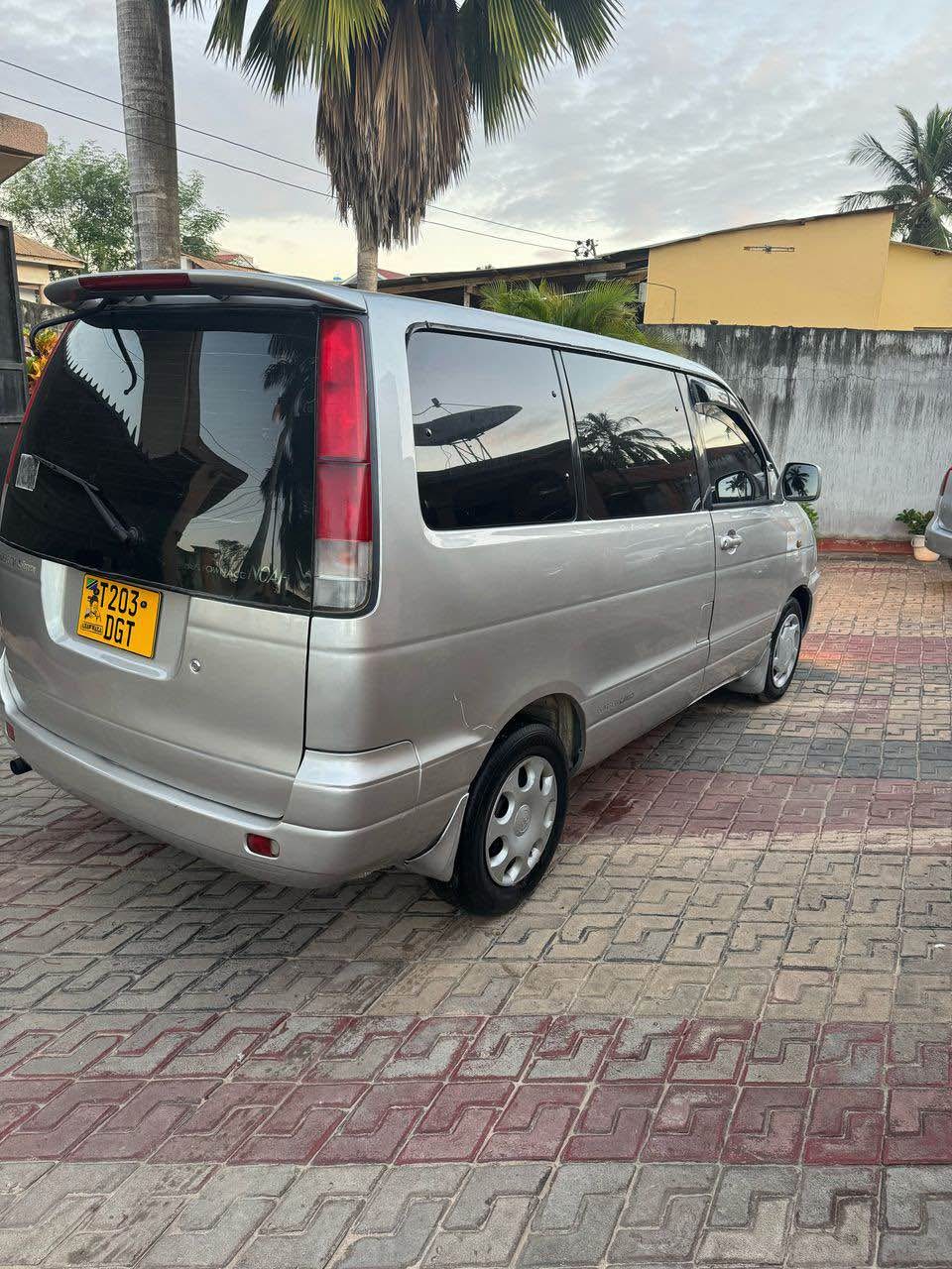 A picture of TOYOTA NOAH SR 40 0789212701