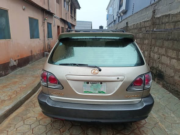 A picture of Awoof dealer deal Rx300 2000 model Engine gear and AC