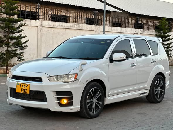 A picture of MITSUBISHI OUTLANDER ROADEST