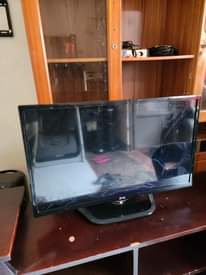 A picture of LG trv original 32 inches with broken screen for sell
