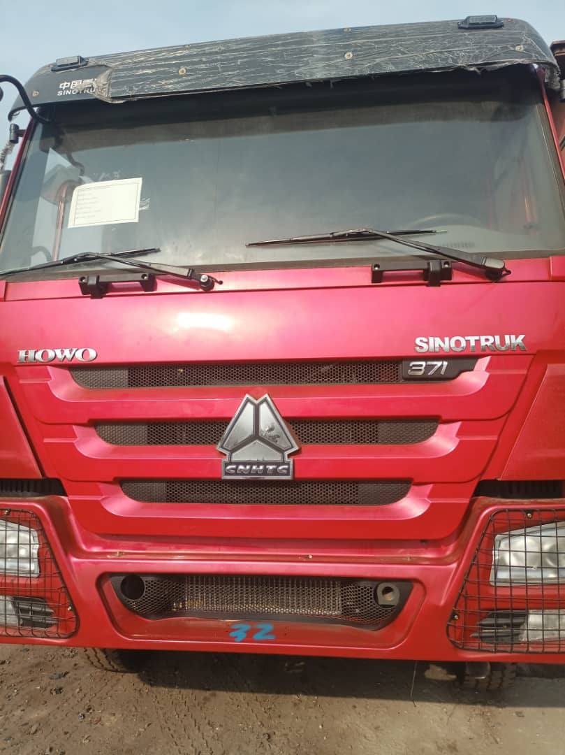 A picture of HOWO TIPPER 10 tire