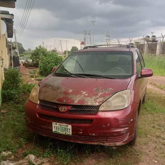 A picture of Toyota sienna 2006 with gear box issue nd need body